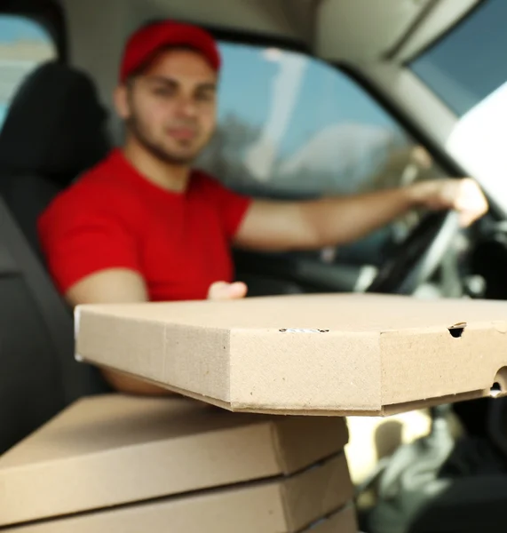 Красавчик, доставляющий пиццу — стоковое фото