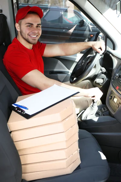 Man zit in de auto met pizza — Stockfoto