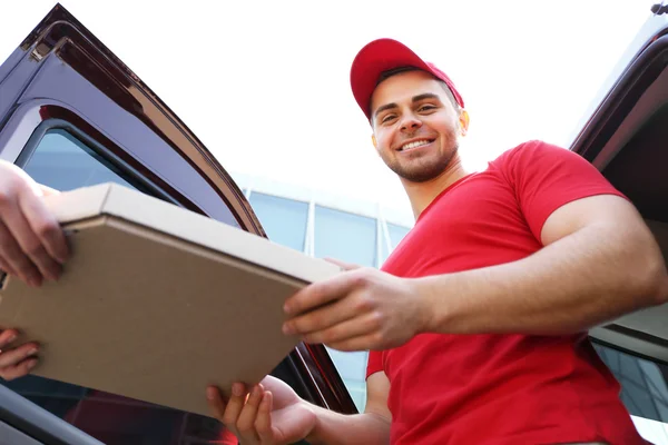 Handsome man delivering pizza — Stock Photo, Image