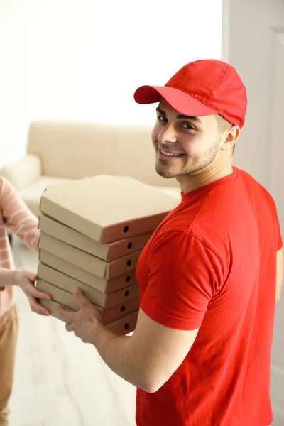 Yakışıklı adam pizza teslim — Stok fotoğraf