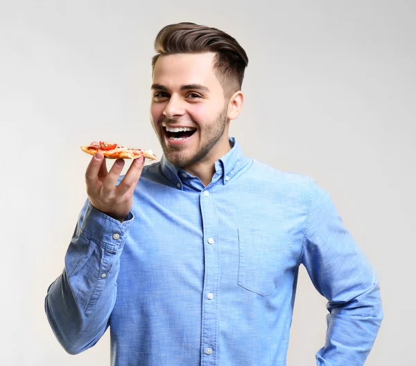 Fiatal jóképű férfi pizzával — Stock Fotó