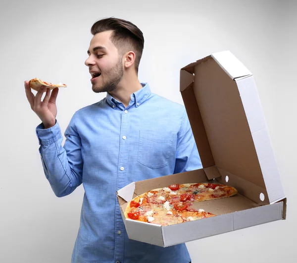 Jeune homme beau avec pizza — Photo