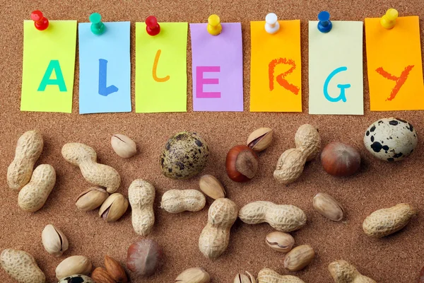 Palabra ALERGÍA con frutos secos — Foto de Stock