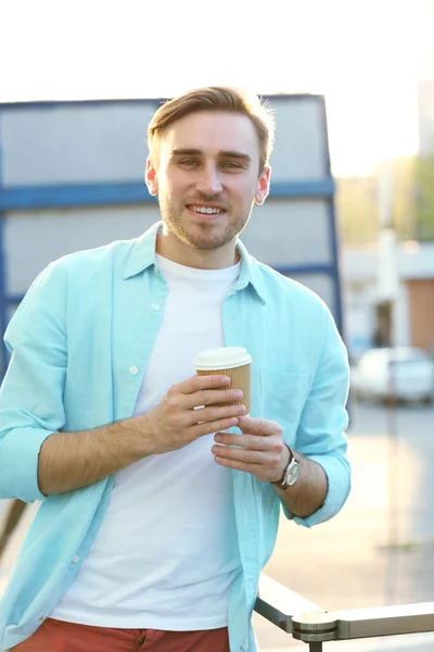 Junger Mann mit Tasse — Stockfoto