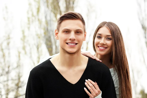 Jovem casal abraço — Fotografia de Stock