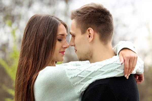 Jeune couple câlin — Photo