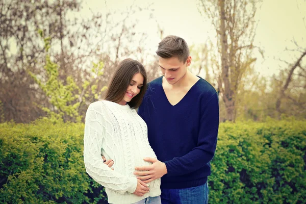 Casal Jovem Esperando Para Bebê — Fotografia de Stock