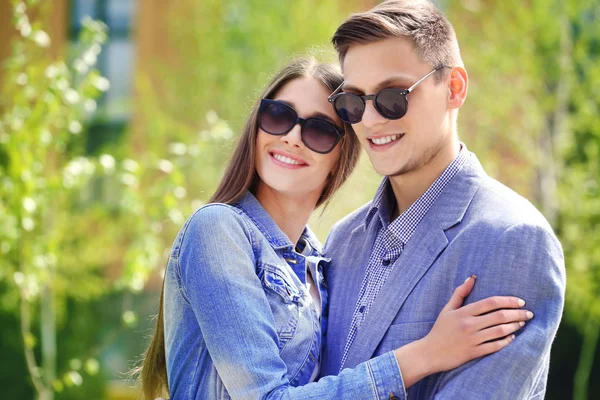 Jeune Couple Amoureux Marchant Ensemble Dans Parc Printemps — Photo