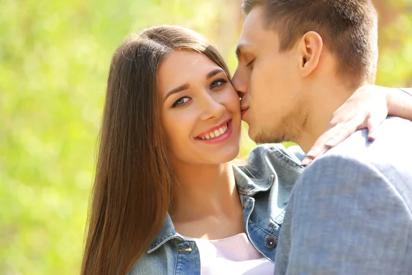 Jovem Casal Amoroso Beijando Parque Primavera — Fotografia de Stock