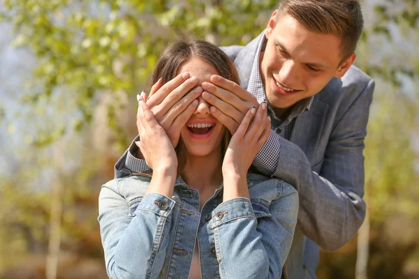 Joven Pareja Amorosa Bromeando Parque Primavera — Foto de Stock