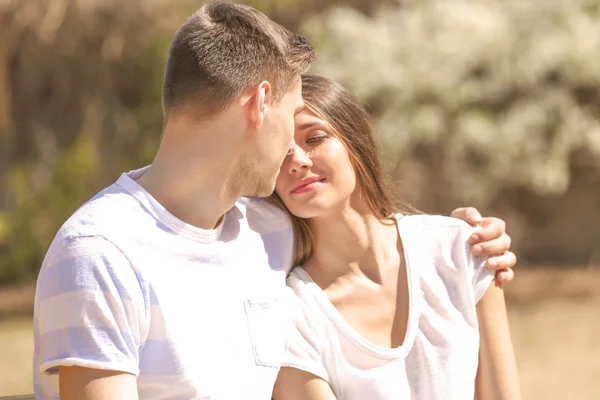 Pareja Joven Abrazándose Aire Libre Luz Del Día —  Fotos de Stock