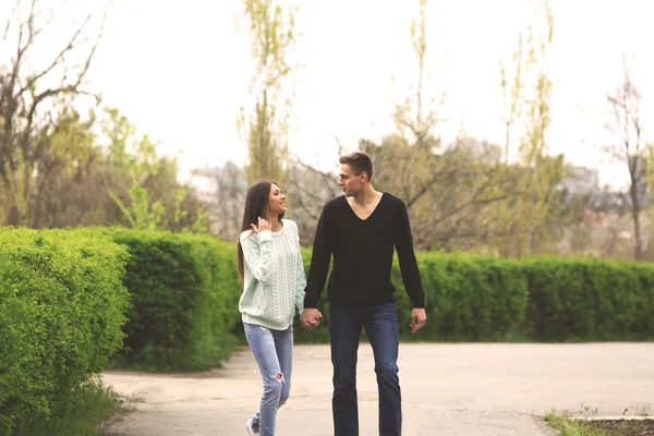 公園を歩いている愛情のあるカップル — ストック写真