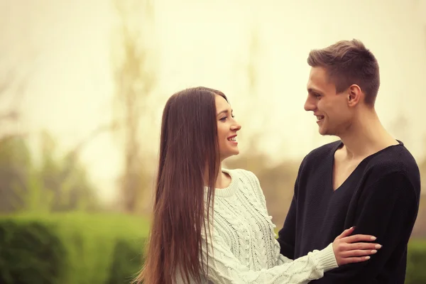 Coppia Amorevole Sorridente Nel Parco — Foto Stock