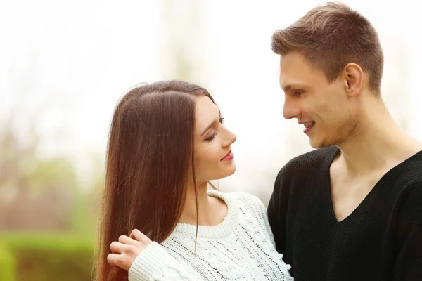 Pareja Cariñosa Sonriendo Parque — Foto de Stock