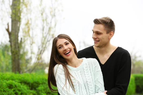 Casal Amoroso Divertindo Parque — Fotografia de Stock