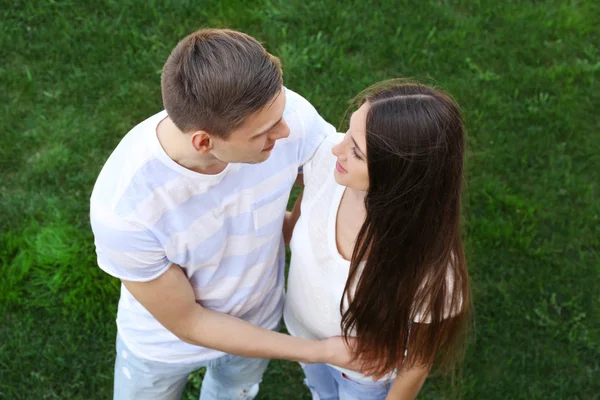 Pareja Amorosa Pie Juntos Fondo Hierba Verde —  Fotos de Stock