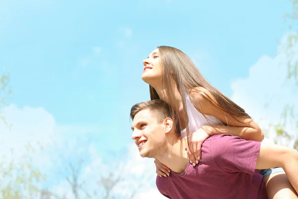 Junges Paar hat Spaß — Stockfoto