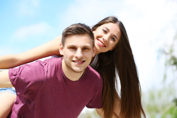 Junges Paar hat Spaß — Stockfoto