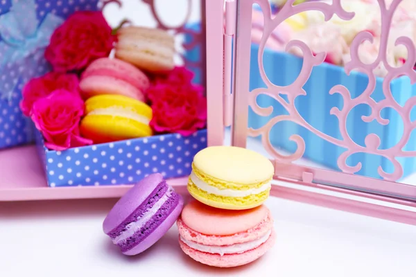 Macarrones y rosas en jaula — Foto de Stock