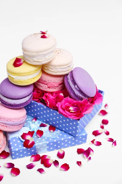 Macaroons and rose petals — Stock Photo, Image