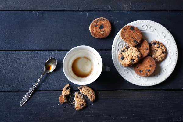 Copo de café vazio com biscoitos na mesa de madeira — Fotografia de Stock