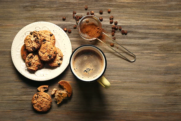 Mug of coffee with cookies on wooden table — Stock Photo, Image