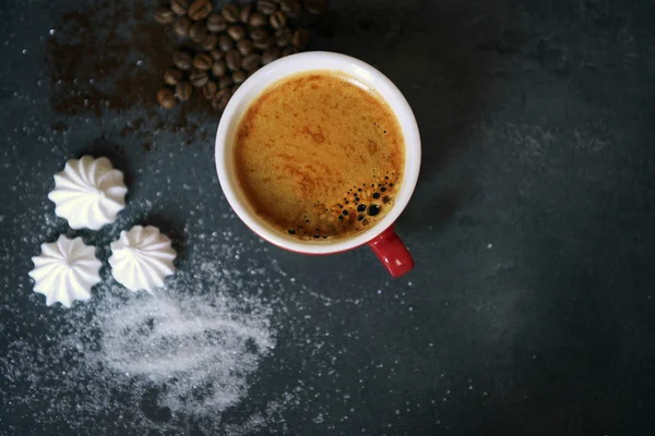 ゼファー暗い青いテーブルの上のコーヒー カップ — ストック写真
