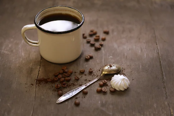 Tasse de café avec zéphyr sur table en bois — Photo