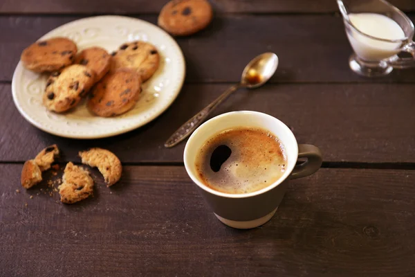 Cup of coffee with cookies on wooden table — Stock Photo, Image