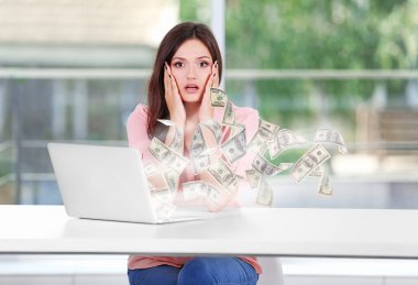 Dizüstü bilgisayarla çalışan kadın