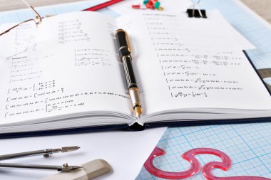 Okul malzemeleri ve ders kitabı 