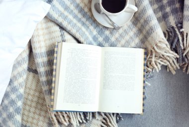 Açık kitap, ekose ve kahve