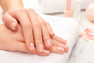 Güzel gül yaprakları ile kadın el