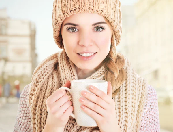 Menina desfrutando xícara de chá — Fotografia de Stock