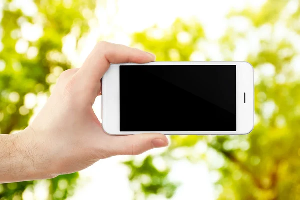 La mano femenina muestra el teléfono inteligente móvil — Foto de Stock