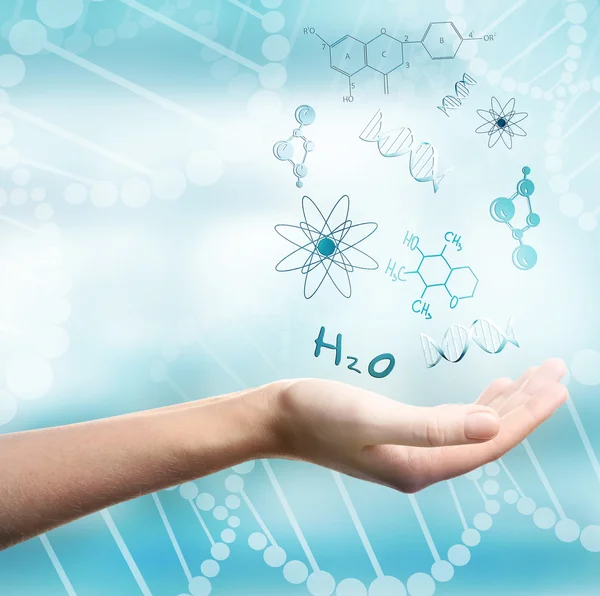 Bilim adamı el ile kimyasal formüller. 