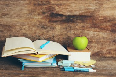 Okul malzemeleri eski ahşap tablo