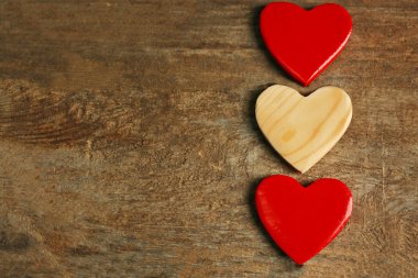 Arka plan üzerinde ahşap Kalpler