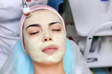 Genç kadın yüz yordamlar sahip bir Güzellik Salonu