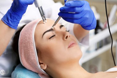 Genç kadın yüz yordamlar sahip bir Güzellik Salonu