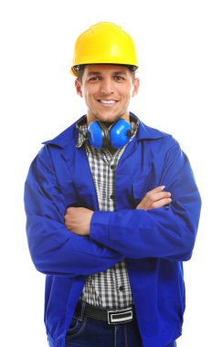 Beyaz izole kask içinde genç mühendis