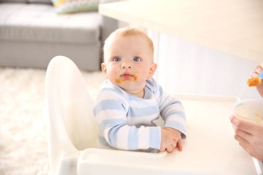 Bebek bir kaşıkla besleme