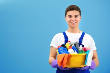 Plastik Havzası tutan adam 