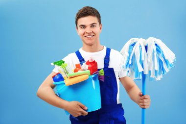 Plastik kova tutan adam 