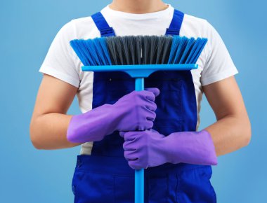 adam tutarak süpürge