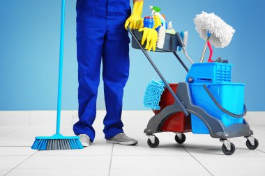 Adam fırçalar ve deterjanlar için