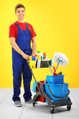 Adam fırçalar ve Sarı zemin üzerine deterjanlar