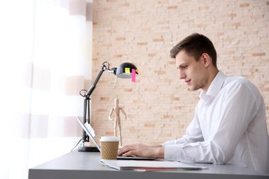 bilgisayarda çalışan adam 