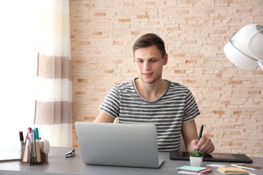 bilgisayarda çalışan adam 