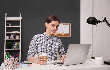 Bilgisayarda çalışan kadın 